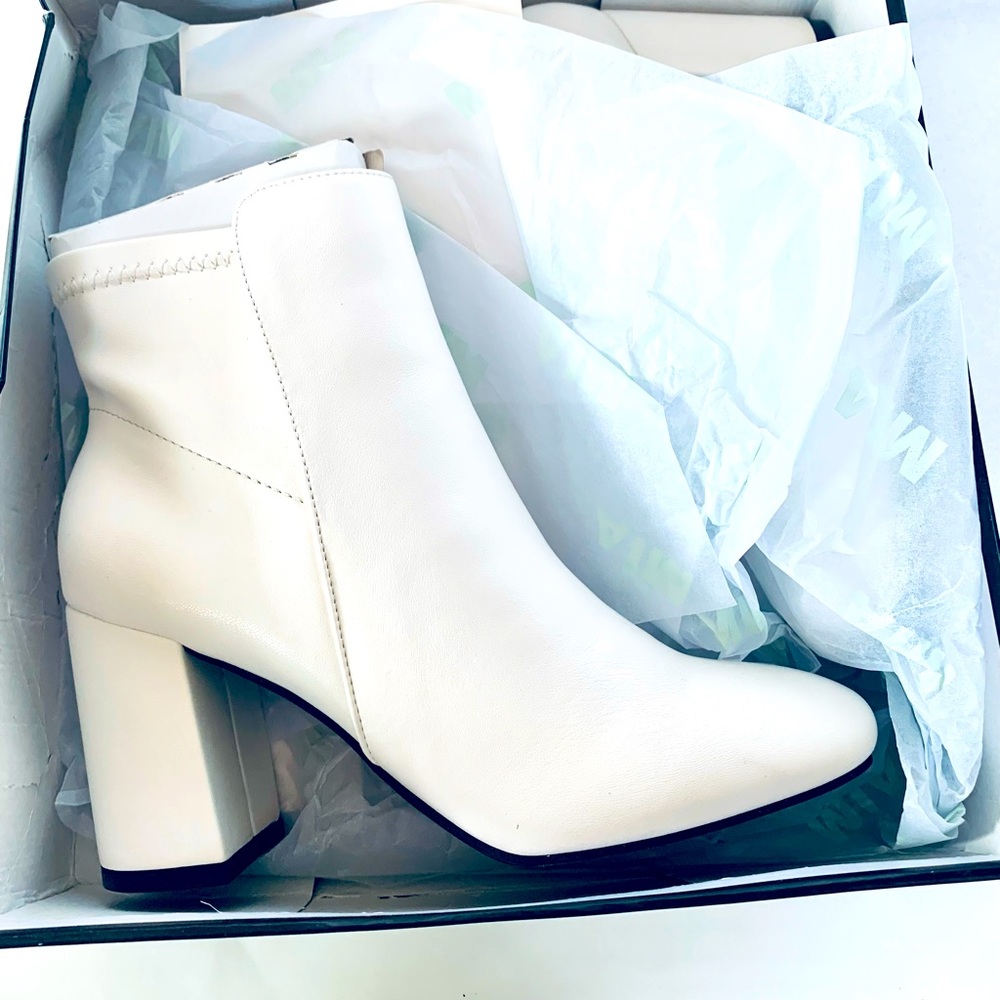 Mia Carla White Boots Booties Size 8 NIB